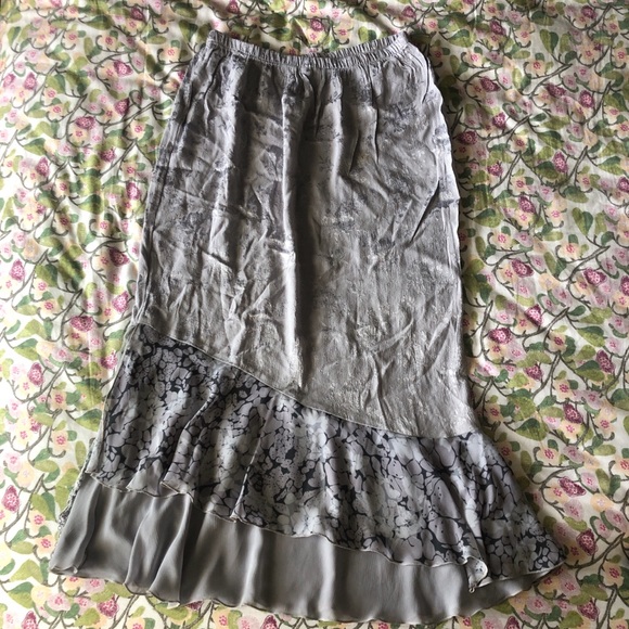 Vintage 90s Grey floral maxi asymmetrical ruffle tiered skirt - Picture 2 of 8